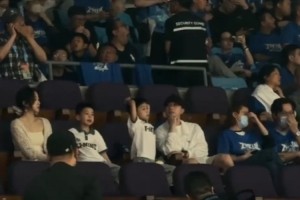 开云体育下载-马龙全家都来了！一家四口现身首体现场观战CBA总决赛G4